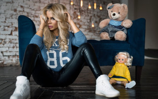 Woman teddy bear doll chair - a teddy bear free wallpaper