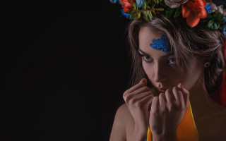 Woman flowercrown yellow ribbon yellow - a flower crown free wallpaper