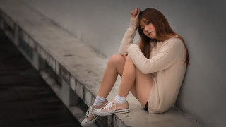 Woman sitting portrait bandages white - her shoe free wallpaper