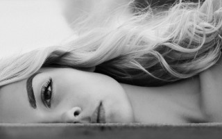 Woman blonde hair lying portrait - carle hessay free wallpaper