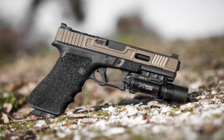 Gun flashlight blurry background daisy - 30mm free wallpaper