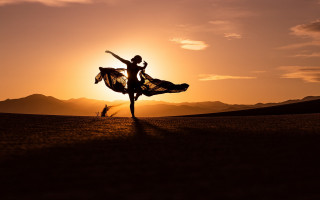 Dancing couple dirt sunset mountains - the dirt free wallpaper