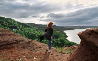 Cliff lake mountains elina karimova - canon eos r 3 free wallpaper