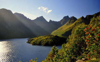 Lake mountains trees sunbeam clouds 2 - a sunbeam in the background free wallpaper for desktop