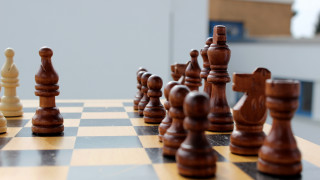 Chessboard pieces building blurry checkered - a chess board free wallpaper for desktop