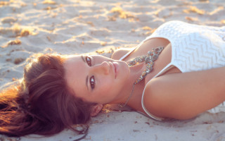 Woman sand white dress necklaces - a portrait free wallpaper