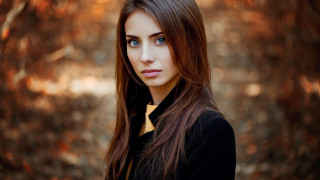 Woman longhair blackshirt autumn bokeh - perfect eye free wallpaper