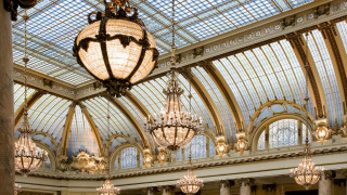 Large chandelier glass ceiling building - free light wallpaper for desktop