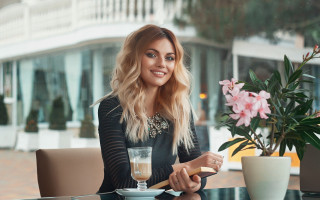 Woman wine vase flowers blonde - a woman sitting free wallpaper