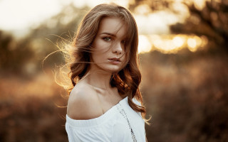 Woman portrait field blurry bokeh - a field of grass and trees free wallpaper for desktop