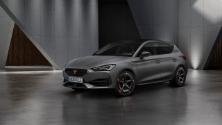 Silver car dark room light 7 - ue 5 free wallpaper