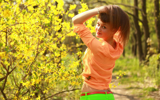 Girl woods autumn bright colors - bright color free wallpaper