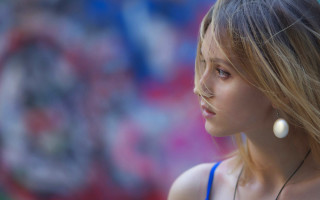 Woman necklace earring graffiti portrait - a graffiti wall free wallpaper