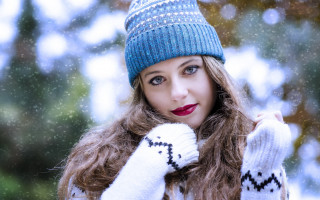 Woman blue hat white sweater - a picture in the snow free wallpaper