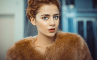 Woman brown fur coat blue - eye free wallpaper for desktop