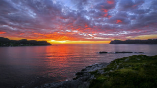 Sunset mountains water cloudy sky - a sunset over a body of water free wallpaper for desktop