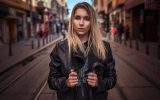 Woman streetcorner blonde blue eyes - a street corner free wallpaper