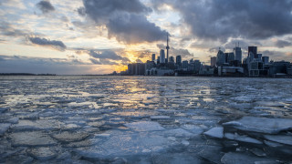 City skyline ice floes lake - free seasons wallpaper