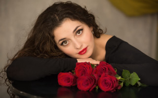 Woman black dress roses portrait - a bouquet of roses free wallpaper