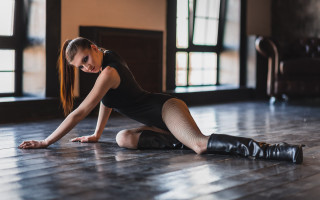 Woman blackdress boots pose portrait - elizabeth polunin free wallpaper