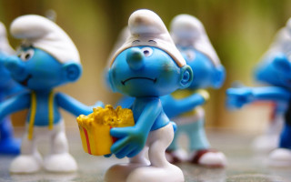 Blue figurines yellow box tiltshift - les automatiste free wallpaper