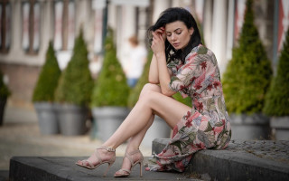 Woman sitting kimono blurry background - adrienn henczné deák free wallpaper