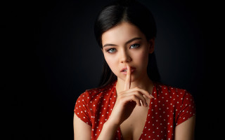 Woman red polka dot shushing - her lip free wallpaper