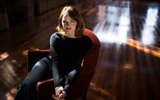 Woman chair woodenfloor lightface studioportrait - studio portrait free wallpaper for desktop