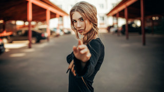 Woman pointing building car neo - artur tarnowski free wallpaper