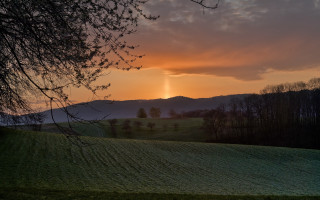 Sunset field tree mountains clouds - a sunset over a field free wallpaper