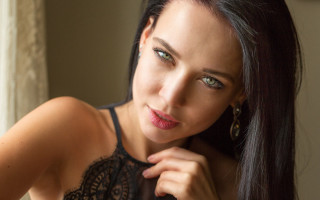 Woman blacktop greeneyes portrait jewelry - a black top free wallpaper for desktop