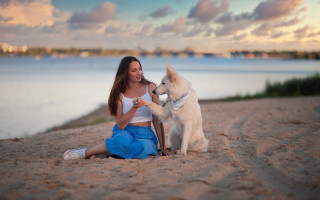 Beach woman dog cellphone romanticism - animal free wallpaper for desktop