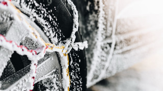 Snowy car tire winter blur - a sunny day free wallpaper for desktop