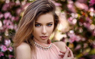 Blue eyes pearl necklace flower - fashion photography free wallpaper