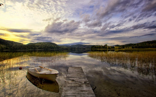 Docked boat lake mountain sunset - arvid nyholm free wallpaper