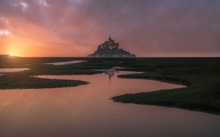 Castle water sunset matte cinematic - a body of water in front free wallpaper for desktop