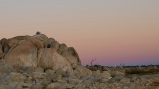 Desert rock formation dusk pink - a large rock formation in the middle of a desert area free wallpaper