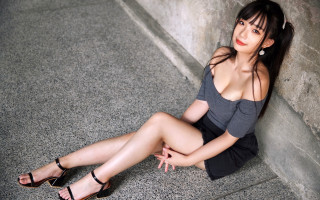 Woman sitting dress sandals bow - a bow free wallpaper