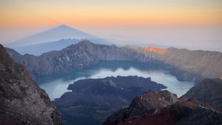 Mountain lake reflection sky clouds 2 - a mountain range in the background free wallpaper for desktop