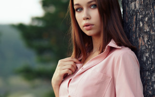 Woman pink shirt tree portrait - a woman leaning against a tree free wallpaper