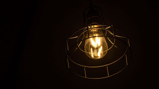 Lit bulb wire cage dark - free light wallpaper
