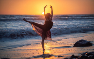 Woman dancing beach sunset arabesque 2 - elizabeth polunin free wallpaper for desktop