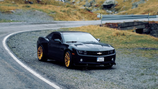 Black car gold rims road - a black car free wallpaper
