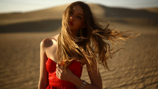 Desert woman in red dress - american barbizon school free wallpaper