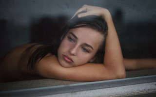 Woman leaning bathtub blue eyes - somber free wallpaper for desktop