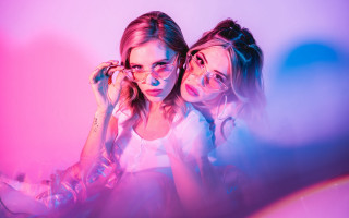 Two girls glasses mirror retrowave - glass free wallpaper for desktop