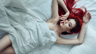 Red haired woman on bed - a white pillow free wallpaper for desktop