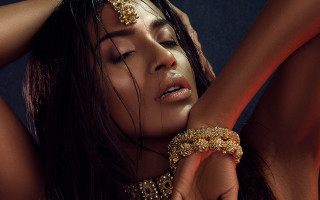 Woman gold bracelet head hands - a gold bracelet free wallpaper