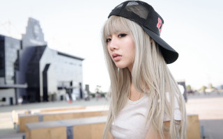 Blonde woman hat white shirt - black hat free wallpaper