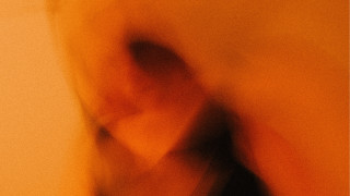 Blurry person black shirt yellow - constant free wallpaper for desktop